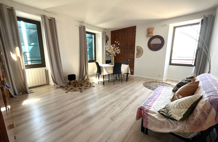 Villeneuve sur Lot, appartement MEUBLÉ T3 de 83,60 m2 situé dans quartier Sainte Catherine commerçant, Vue sur l'église Sainte Catherine et sur la place Lafayette depuis l'appartement. Il est composé d'une entrée spacieuse avec placards,  d'un séjour agré — photo 3