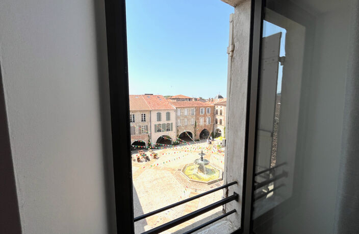 Villeneuve sur Lot, appartement MEUBLÉ T3 de 83,60 m2 situé dans quartier Sainte Catherine commerçant, Vue sur l'église Sainte Catherine et sur la place Lafayette depuis l'appartement. Il est composé d'une entrée spacieuse avec placards,  d'un séjour agré — photo 4