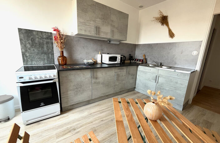 Villeneuve sur Lot, appartement MEUBLÉ T3 de 83,60 m2 situé dans quartier Sainte Catherine commerçant, Vue sur l'église Sainte Catherine et sur la place Lafayette depuis l'appartement. Il est composé d'une entrée spacieuse avec placards,  d'un séjour agré — photo 5