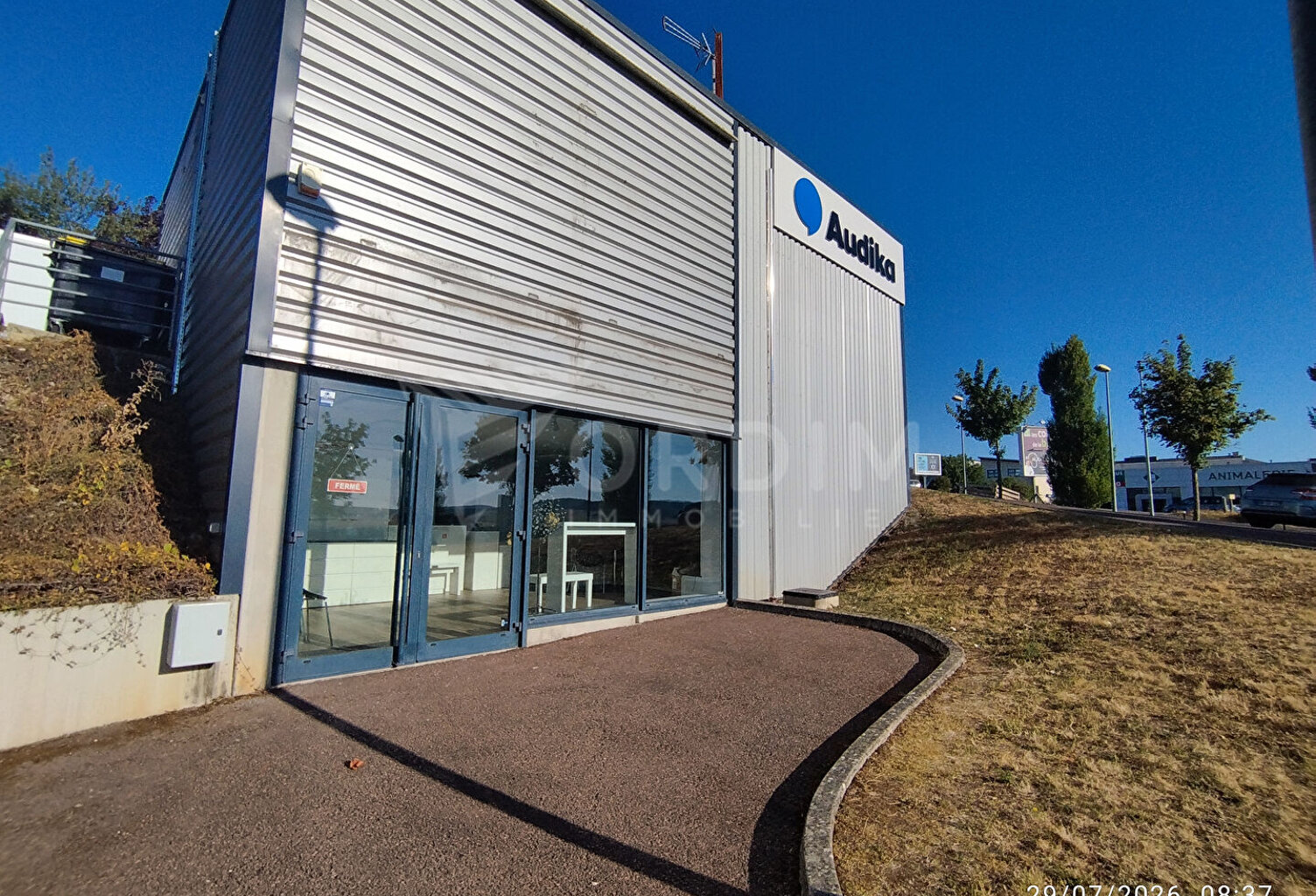 AUXERRE ZONE COMMERCIALE DES CLAIRIONS - 100M² - 5 PARKINGS — photo 1