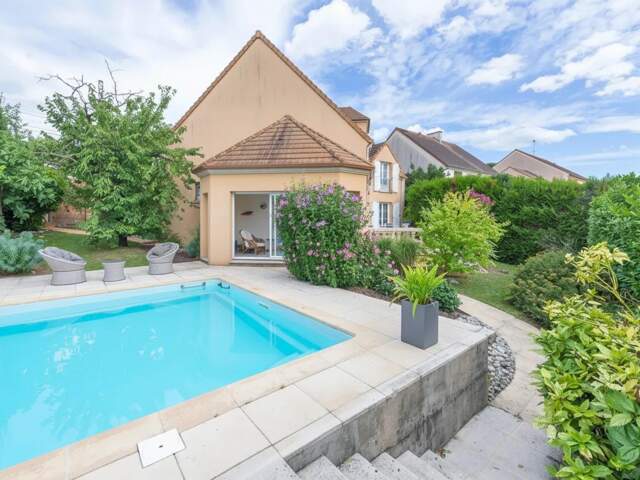Maison familiale avec piscine — photo du bien