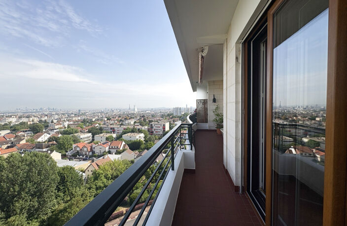 7 EME ET DERNIER ETAGE 3 PIECES DE 84M2 AVEC TERRASSE ET VUE — photo 2