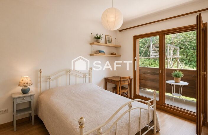 T3 dans un chalet de montagne avec jardin (environ 300m2) sur une parcelle de 7 687m2, à 5 minutes en voiture du centre. — photo 3