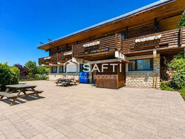 Rare à Villard-de-Lans  Appartement de 154 m² avec terrasse de 300 m² dans un chalet de montagne, à 5 mn du centre. — photo du bien