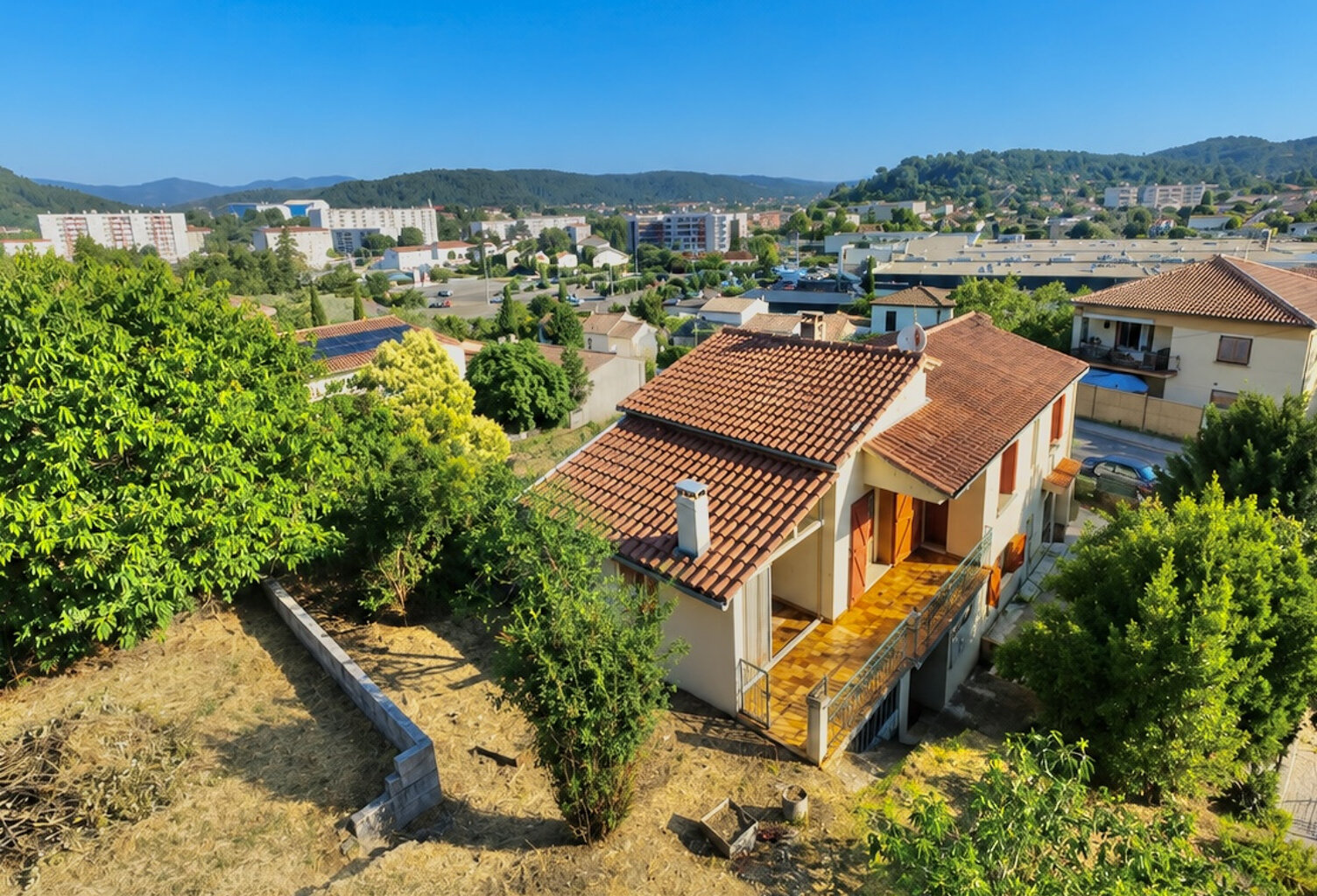 Maison T6 avec Garage, Terrasse et Terrain — photo 1