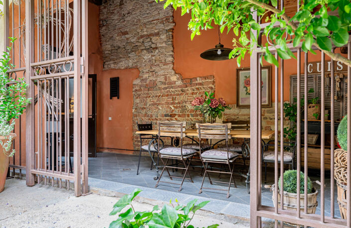 Maison de charme avec cour intérieure et cours d’eau paysager — photo 3