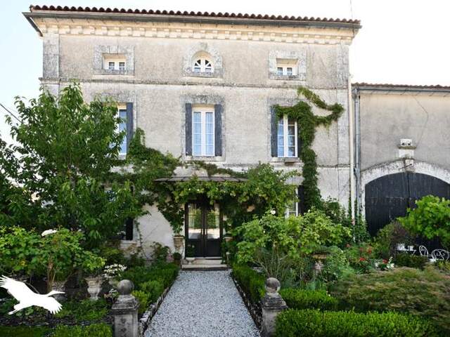Maison en pierre de 7 pièces principales — photo du bien