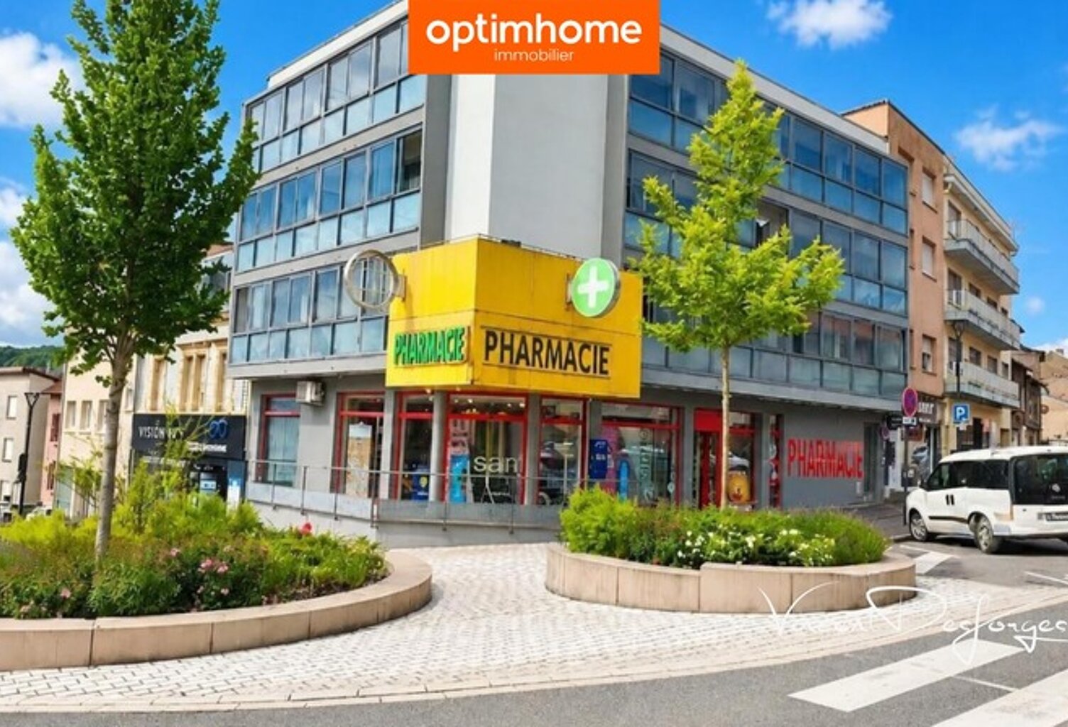 Immeuble de rapport mixte avec pharmacie et 6 appartements — photo 1