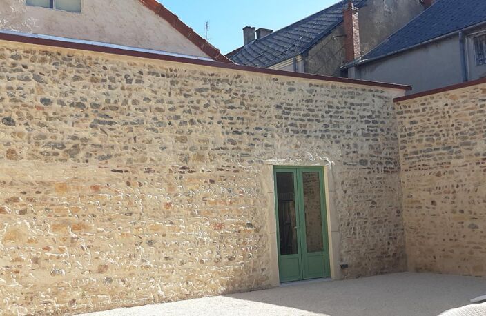 LOCAL COMMERCIAL AVEC APPARTEMENT ENTIEREMENT RÉNOVÉ EN PLEIN CENTRE VILLE DE GUEUGNON (71) — photo 2