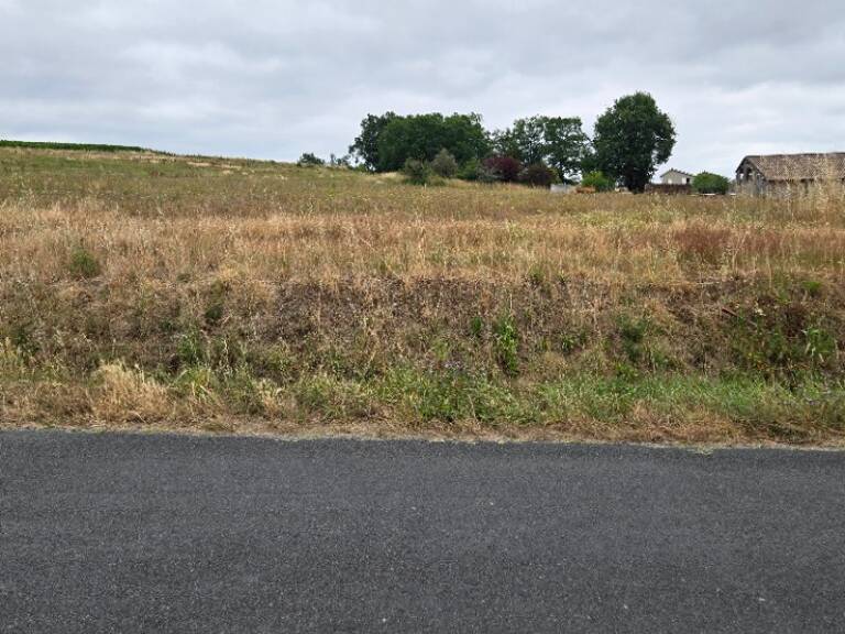 Terrain à bâtir à Saint-Savin (33920) — photo 1
