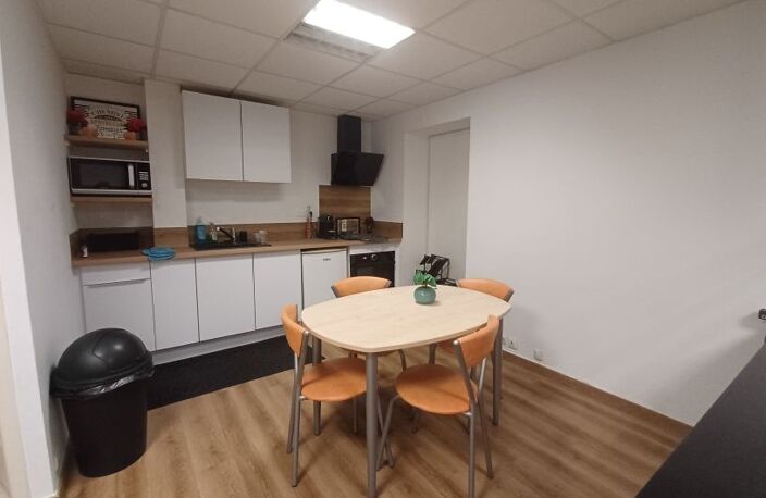 Local commercial à louer - 63m² - 2 bureaux - centre-ville — photo 2