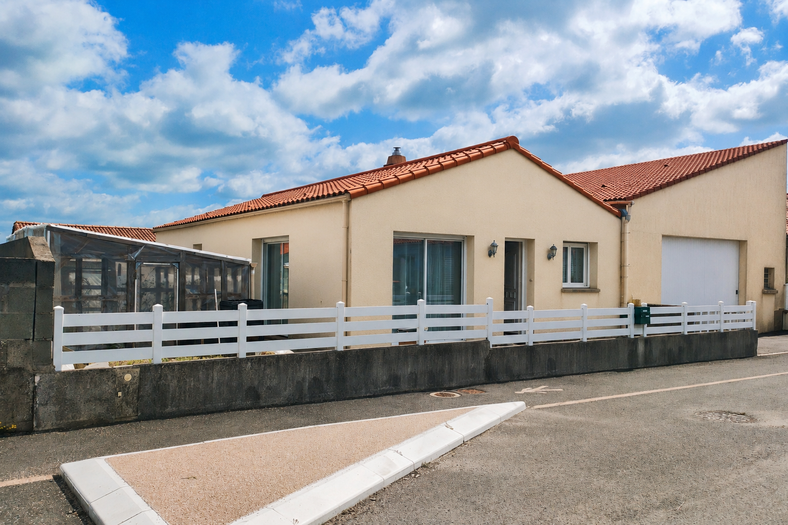 Maison de plain-pied avec très vaste garage/ atelier xxl attenant – centre bourg