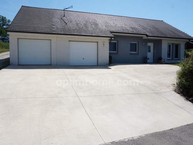 Secteur Vesoul, pavillon climatisé en plain pied avec garages pour 3 voitures et grande terrasse couverte — photo du bien