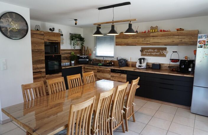 Secteur Vesoul, pavillon climatisé en plain pied avec garages pour 3 voitures et grande terrasse couverte — photo 2