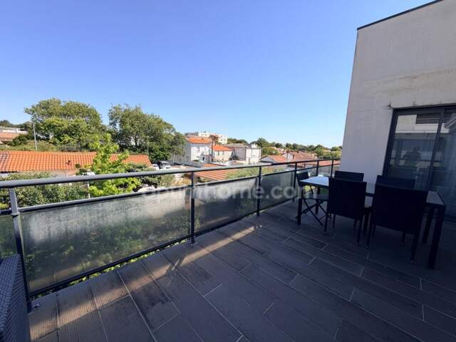 « Exceptionnel appartement de 90 m² dans le quartier recherché de Saint-Éloi, à La Rochelle – Résidence de standing, calme, lumineux, et prestations haut de gamme. » — photo du bien
