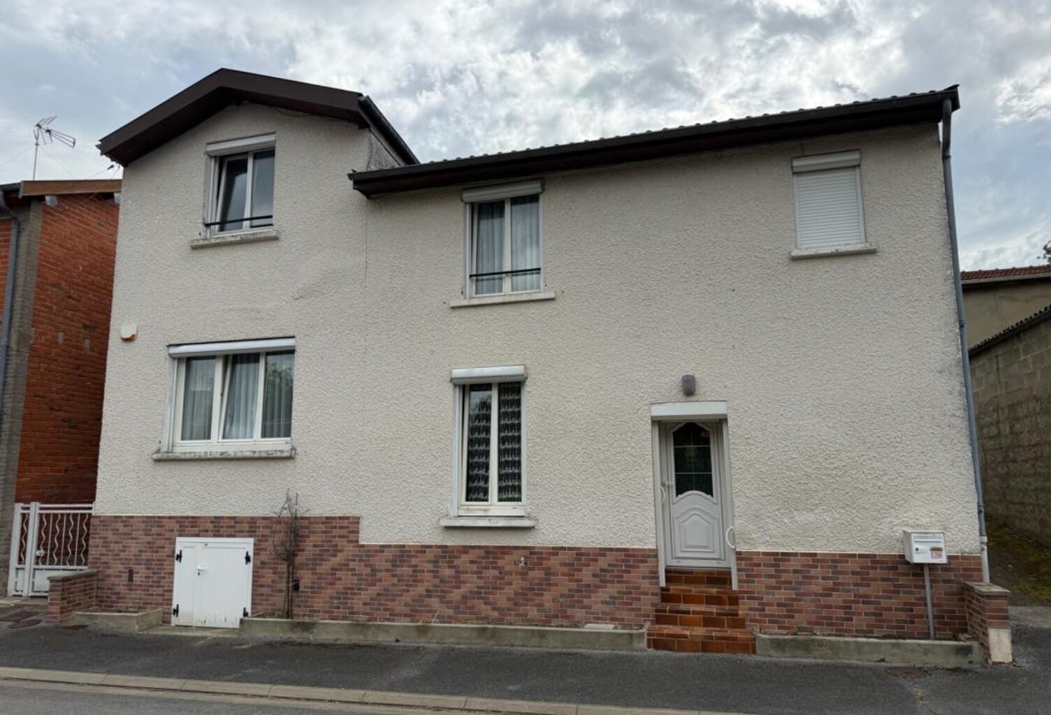 MAISON D'HABITATION + SECONDE BATISSE À RENOVER — photo 1