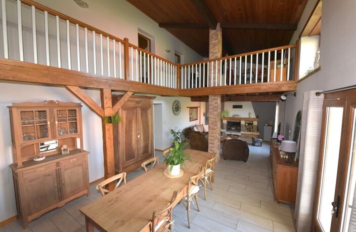 CORPS DE FERME T5 DE 1830 SUPERBEMENT RÉNOVÉ SUR TERRAIN ARBORÉ 6000 M² — photo 2