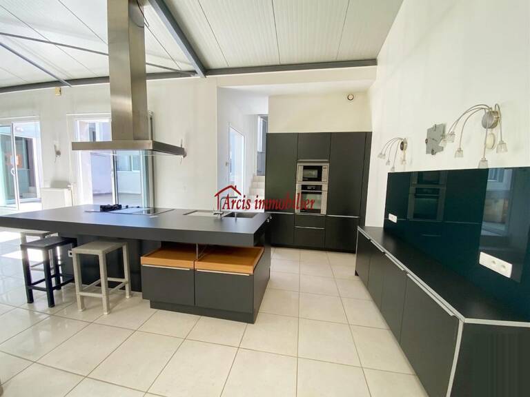 Immeuble  210 m² — photo 1