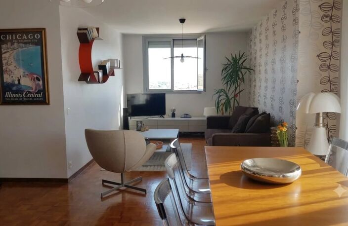T3/T4 TRAVERSANT DE 87 M²  ALLÉE DES PINS– VUE PANORAMIQUE MER ET COLLINES – GRAND BALCON – CAVE — photo 2
