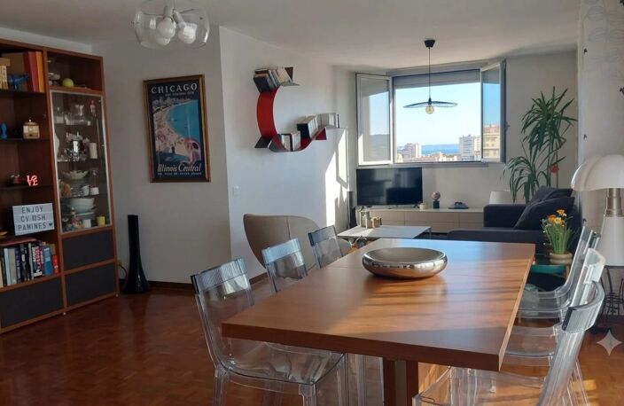 T3/T4 TRAVERSANT DE 87 M²  ALLÉE DES PINS– VUE PANORAMIQUE MER ET COLLINES – GRAND BALCON – CAVE — photo 3