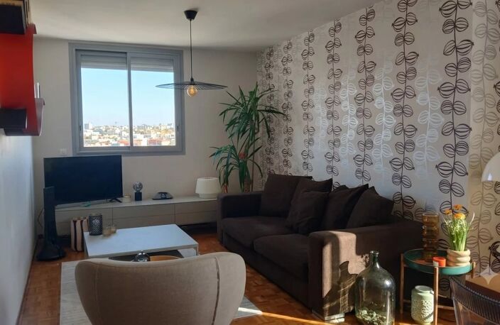 T3/T4 TRAVERSANT DE 87 M²  ALLÉE DES PINS– VUE PANORAMIQUE MER ET COLLINES – GRAND BALCON – CAVE — photo 4