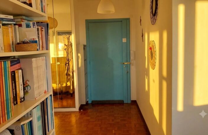 T3/T4 TRAVERSANT DE 87 M²  ALLÉE DES PINS– VUE PANORAMIQUE MER ET COLLINES – GRAND BALCON – CAVE — photo 5