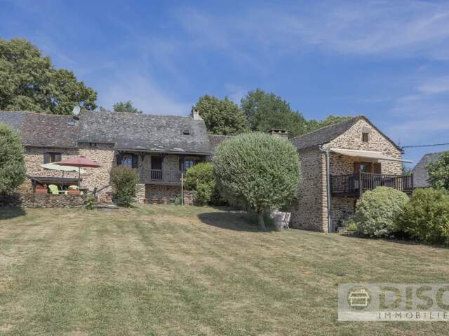 Corps de ferme rénovée avec spacieux gîte indépendant, dépendance, piscine et superbes vues. — photo du bien