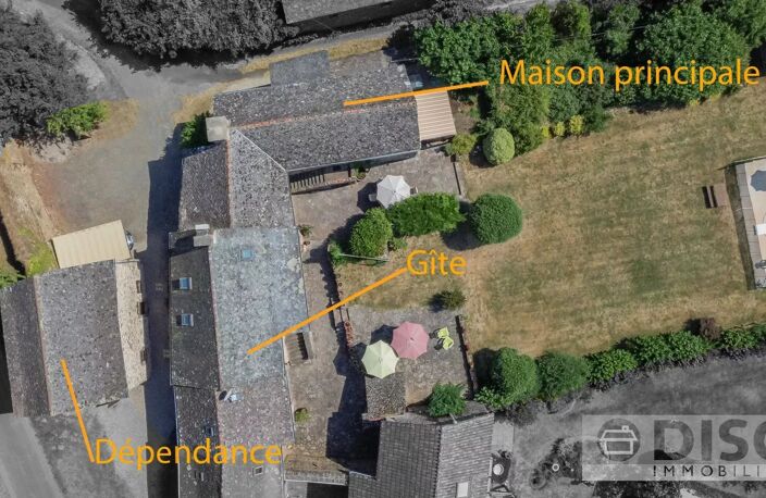 Corps de ferme rénovée avec spacieux gîte indépendant, dépendance, piscine et superbes vues. — photo 2