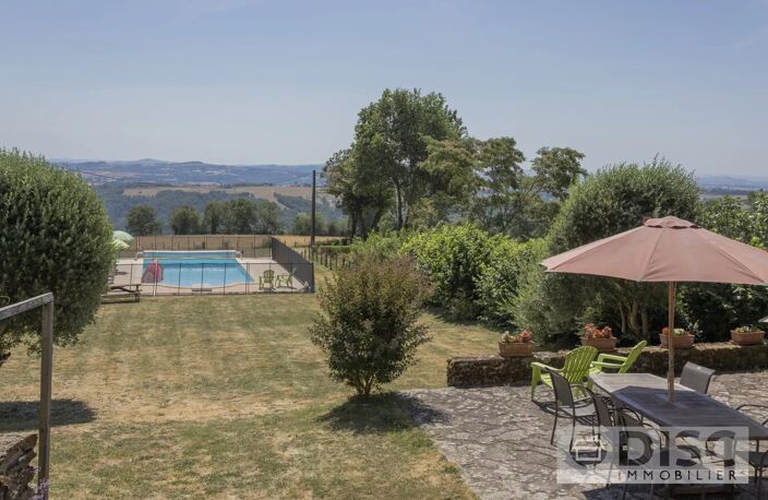 Corps de ferme rénovée avec spacieux gîte indépendant, dépendance, piscine et superbes vues. — photo 3