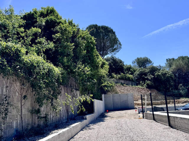Terrain Constructible de 2100 m2 avec Permis déposé  pour une villa de 250 m2 — photo du bien