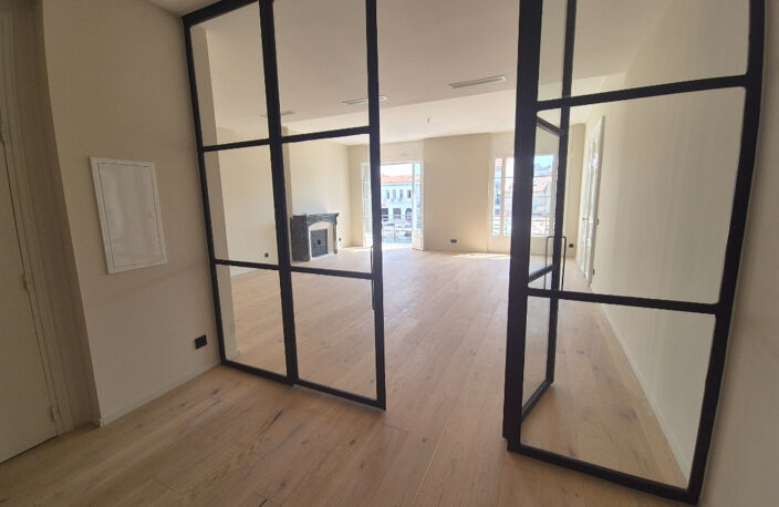 Appartement SETE 3 pièce(s) 139 m2 Centre ville de Sète sur quai avec terrasse — photo 3
