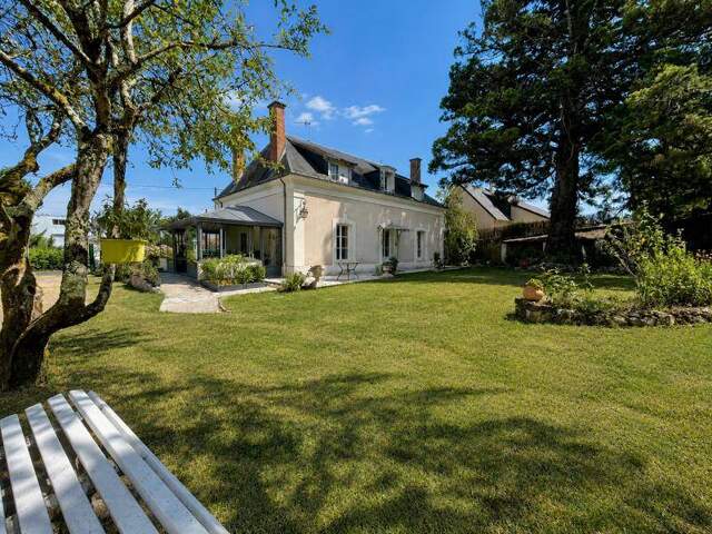 Maison en pierre de 8 pièces principales — photo du bien