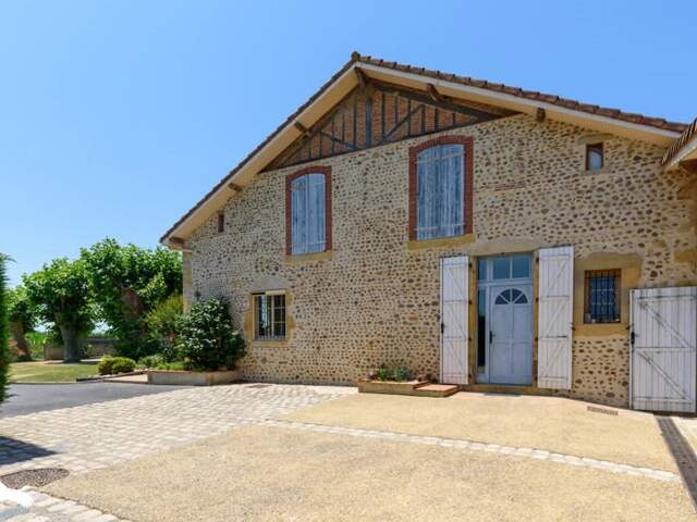 Maison en pierre de 6 pièces principales — photo du bien