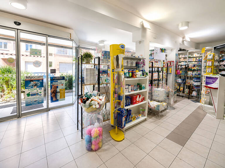Local commercial à vendre à Marignane  de 128 m² avec 5 places de stationnement — photo 1
