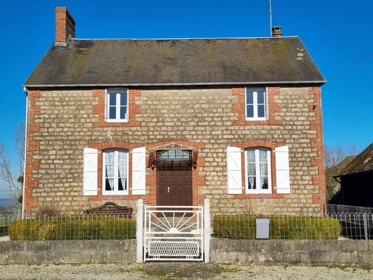 Maison individuelle de caractère en pierre, rural, 3 chambres et 4 dépendances, située sur un terrain d'environ 3 155 m² offrant de jolies vues, à proximité de la ville du Teilleul. — photo 1