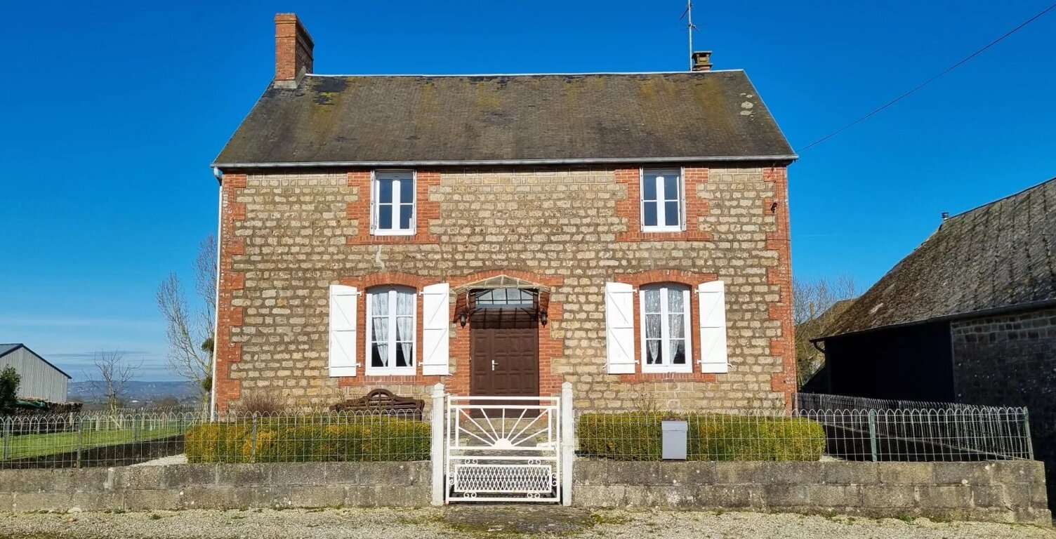 Maison individuelle de caractère en pierre, rural, 3 chambres et 4 dépendances, située sur un terrain d'environ 3 155 m² offrant de jolies vues, à proximité de la ville du Teilleul. — photo 1