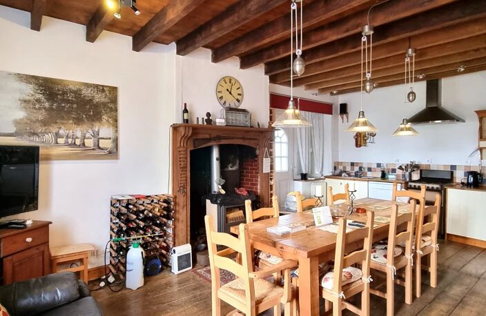 Maison individuelle de caractère en pierre, rural, 3 chambres et 4 dépendances, située sur un terrain d'environ 3 155 m² offrant de jolies vues, à proximité de la ville du Teilleul. — photo 2