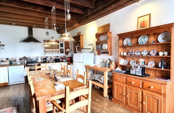 Maison individuelle de caractère en pierre, rural, 3 chambres et 4 dépendances, située sur un terrain d'environ 3 155 m² offrant de jolies vues, à proximité de la ville du Teilleul. — photo 3