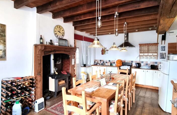 Maison individuelle de caractère en pierre, rural, 3 chambres et 4 dépendances, située sur un terrain d'environ 3 155 m² offrant de jolies vues, à proximité de la ville du Teilleul. — photo 4