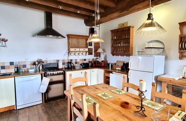 Maison individuelle de caractère en pierre, rural, 3 chambres et 4 dépendances, située sur un terrain d'environ 3 155 m² offrant de jolies vues, à proximité de la ville du Teilleul. — photo 5