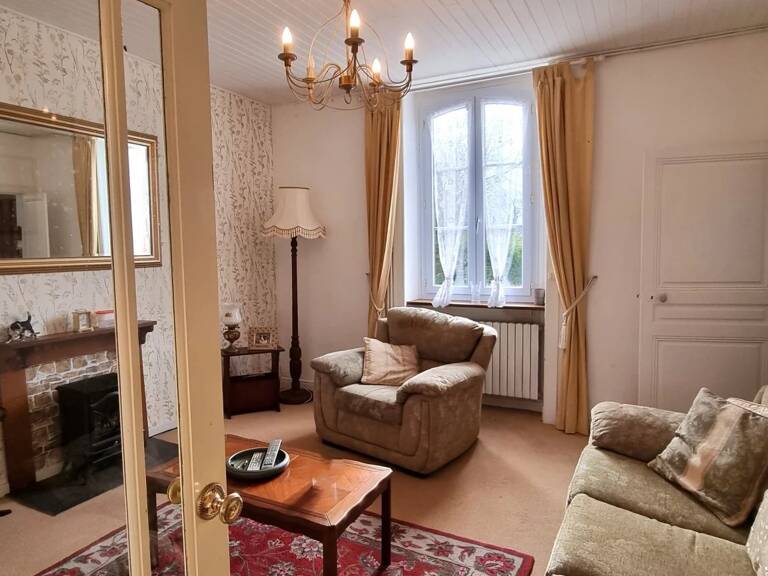Maison individuelle de caractère en pierre, rural, 3 chambres et 4 dépendances, située sur un terrain d'environ 3 155 m² offrant de jolies vues, à proximité de la ville du Teilleul. — photo 1