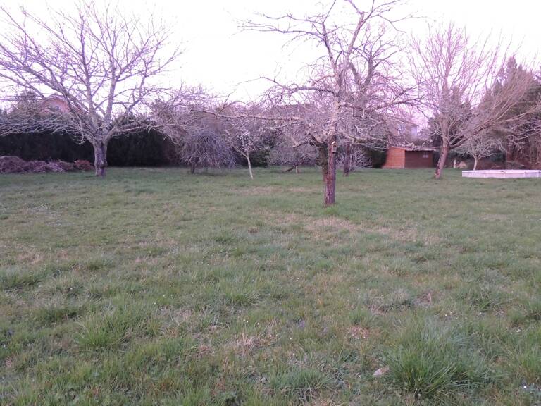 EXCLUSIVITÉ – TERRAIN CONSTRUCTIBLE – 1000 M² – CENTRE-VILLE SAINT-ASTIER — photo 1