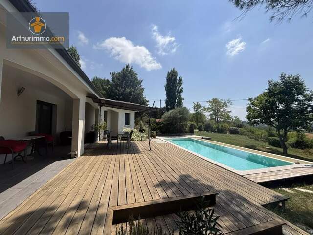 Villa avec piscine dans un cadre champêtre — photo du bien