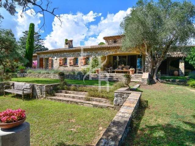 Mas provençal en pierre à la vente à Mougins avec vue panoramique — photo du bien