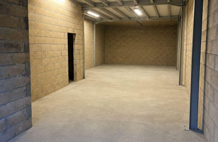 Location Local d'activités 95 m&sup2; — photo 2
