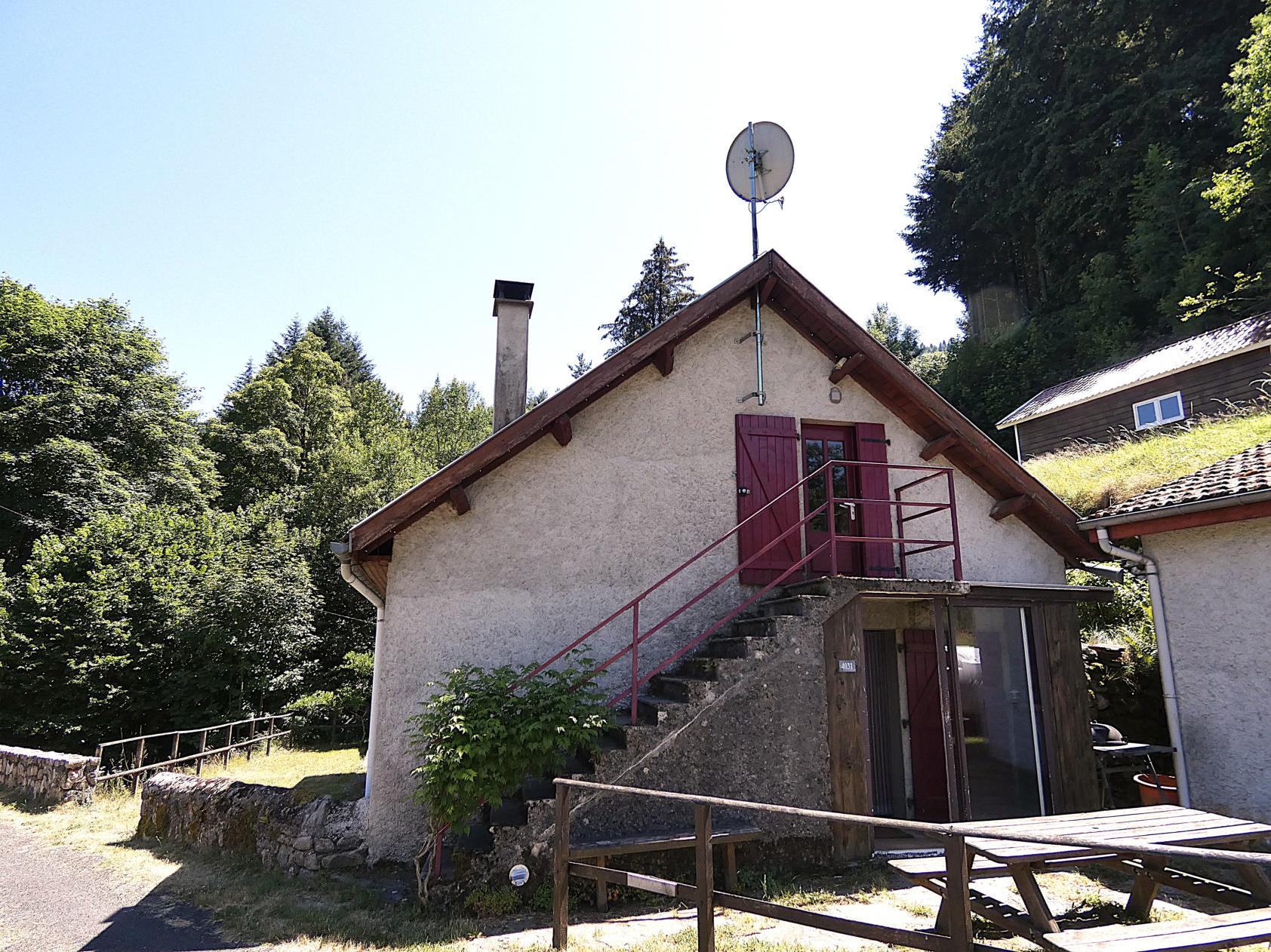 Maison de charme avec source, verger, vue dégagée et nature préservée à SAINT MARTIAL (07)