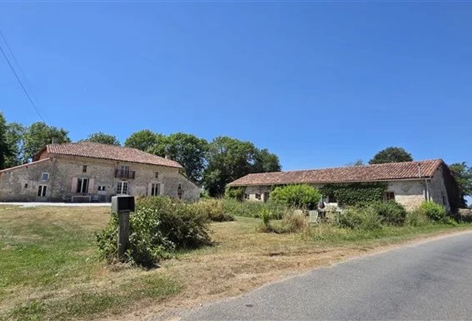 À vendre - Bijoux rural avec gîtes et piscine – Alloue (16) — photo 1