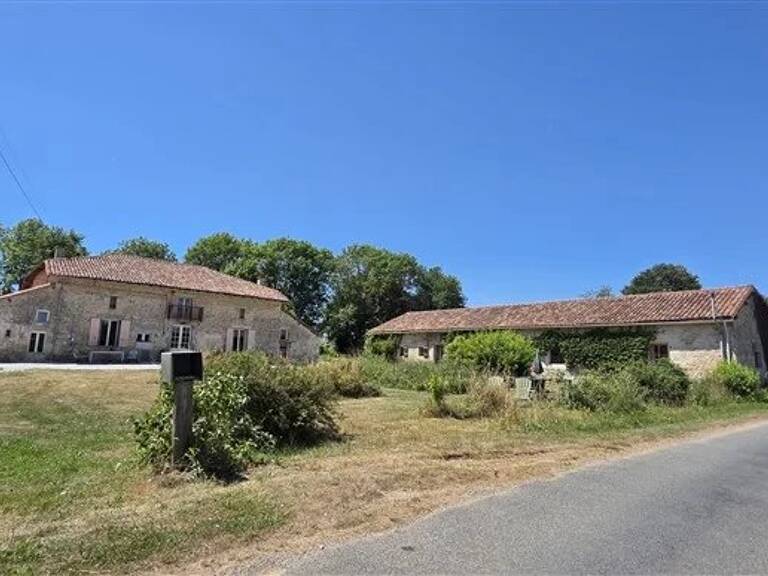 À vendre - Bijoux rural avec gîtes et piscine – Alloue (16) — photo 1