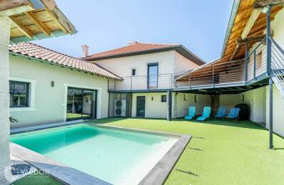 Corps de ferme rénové, patio avec piscine et dépendance — photo du bien