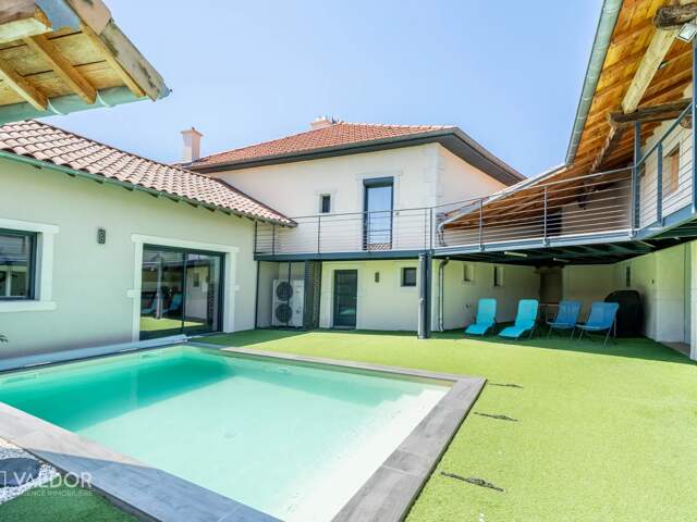 Corps de ferme rénové, patio avec piscine et dépendance — photo du bien